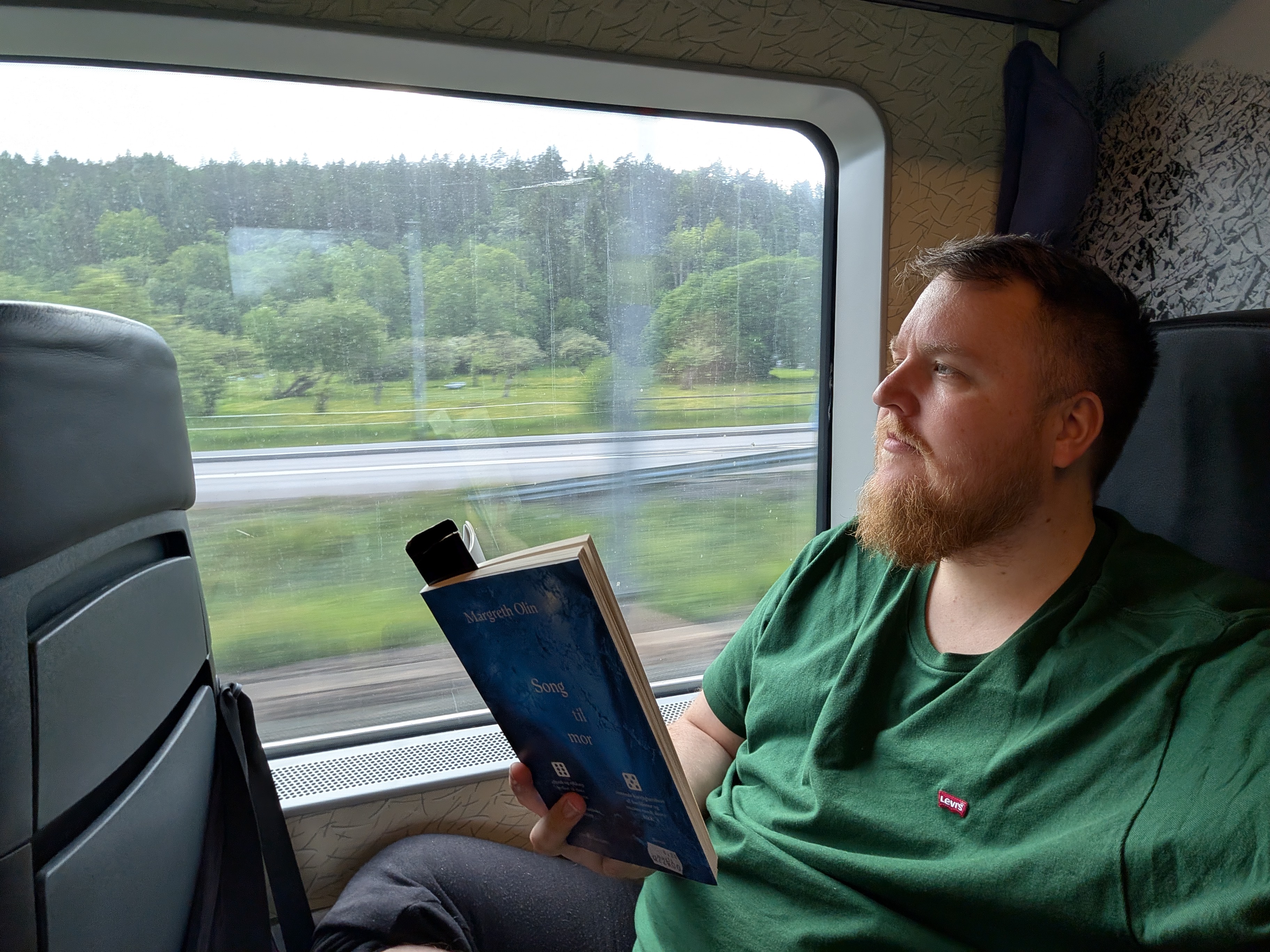 Markus les på eit tog